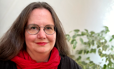 BTZ in Nürnberg mit neuer Leitung News- Foto: Eine Frau posiert lächelnd für die Kamera
