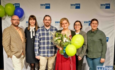 Zeugnisübergabe der IHK Bayreuth Gruppenfoto vor einer IHK-Fotowand: Michael Fröhlich, Annegret Schnick, André Becher, Susanne Schinke und Lara Reich (von links) Tanja Bohne