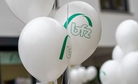 Mit Gas gefüllte Luftballons mit bfz-Logo.