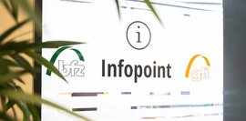 Das Bild zeigt den Infopoint mit dem Logo der Beruflichen Fortbildungszentren.