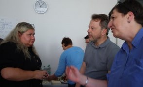 Monika Tamas vom Jobcenter, Monika Geisberger und Christoph Wahl im Gespräch