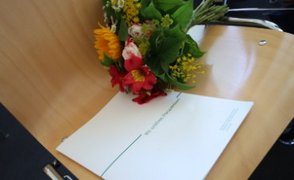 Abschlusszertifikat und Blumenstrauß