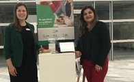 bfz-Mitarbeiterinnen Angelina Keser und Angelika Jägel stehen am Stand.