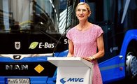 Barbara Winter steht am Rednerpult der MVG