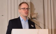 Dr. Jens Brandenburg hält eine Rede bei der KAUSA-Auftaktveranstaltung