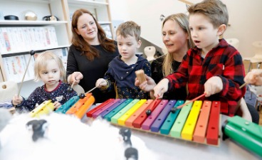 Kindergartenkinder, die mit einem Xylophon spielen.