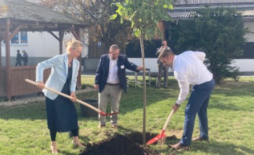 Fr. Stenger und Hr. Trebes pflanzen gemeinsam einen Baum