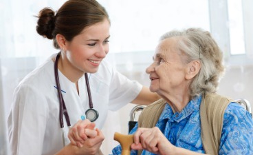 Pflegefachkraft mit Seniorin