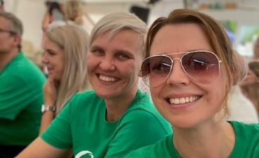 Standortleiterin Stephanie Helfrecht und Schulleiterin Annika Scheidt bei der Veranstaltung