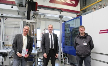 Gruppenbild beim Besuch von KUKUDI bei WITTMANN BATTENFELD in Nürnberg