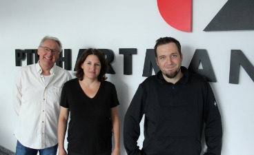 Das Bild zeigt, von links, Jochen Vogl, KUKUDI-Projektmitarbeiter bei den bfz Nürnberg, Daniela Perillo, Personalmanagerin bei PTR HARTMANN sowie Manuel Vinzens, Teamleiter Kunststoffspritzguss bei PTR HARTMANN.