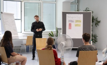 Seminarleiter der bfz Nürnberg mit Schüler*innengruppen des Nürnberger Dürer Gymnasiums während der Berufsorientierungswoche