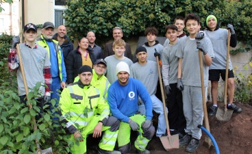 „Wir machen das“ – Nürnberger Mittelschüler bauen Brunnen  für ihren Schulgarten