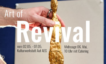 Flyer: Eine Hand hält eine goldfarbene Skulptur, darunter stehen die Veranstaltungsinformationen.