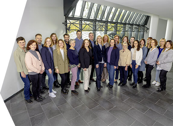 Gemeinschaftsbild der Standortleitung München, Barbara Winter mit den Stellvertreter*innen Christine Ritter, Dr. Simone Schnurr, Christoph Wahl, Elisabeth Winkler und Ihren Koordinator*innen.